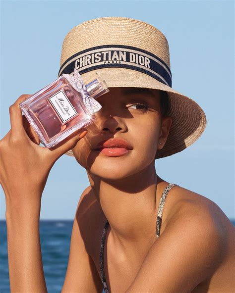 This summer, Dior invites you to an escape to the Dior Riviera .